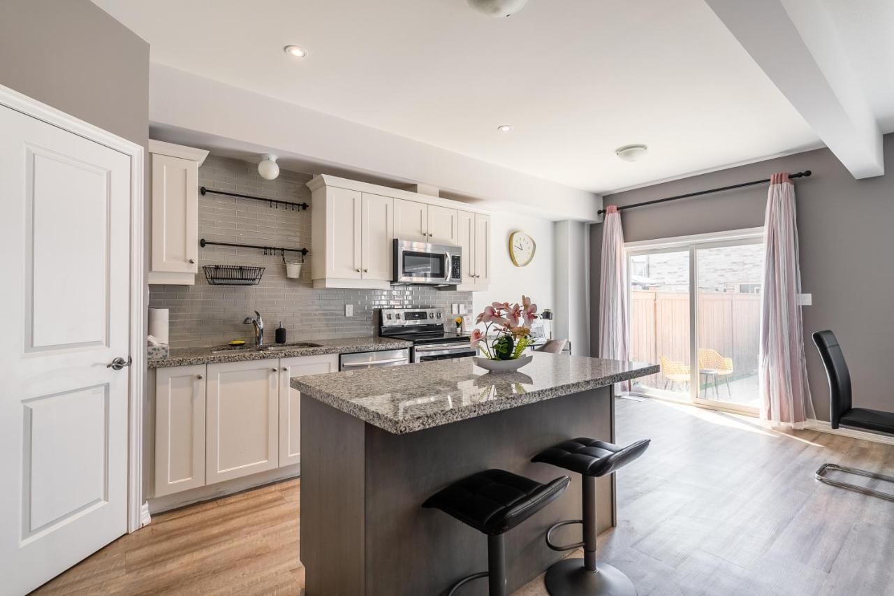 Modern Hamilton Homes Lake Ontario Shore By Globalstay Buitenkant foto
