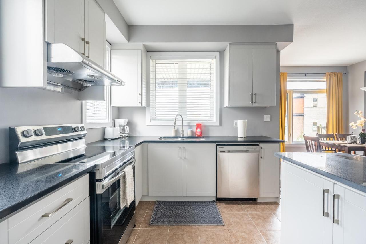 Modern Hamilton Homes Lake Ontario Shore By Globalstay Buitenkant foto